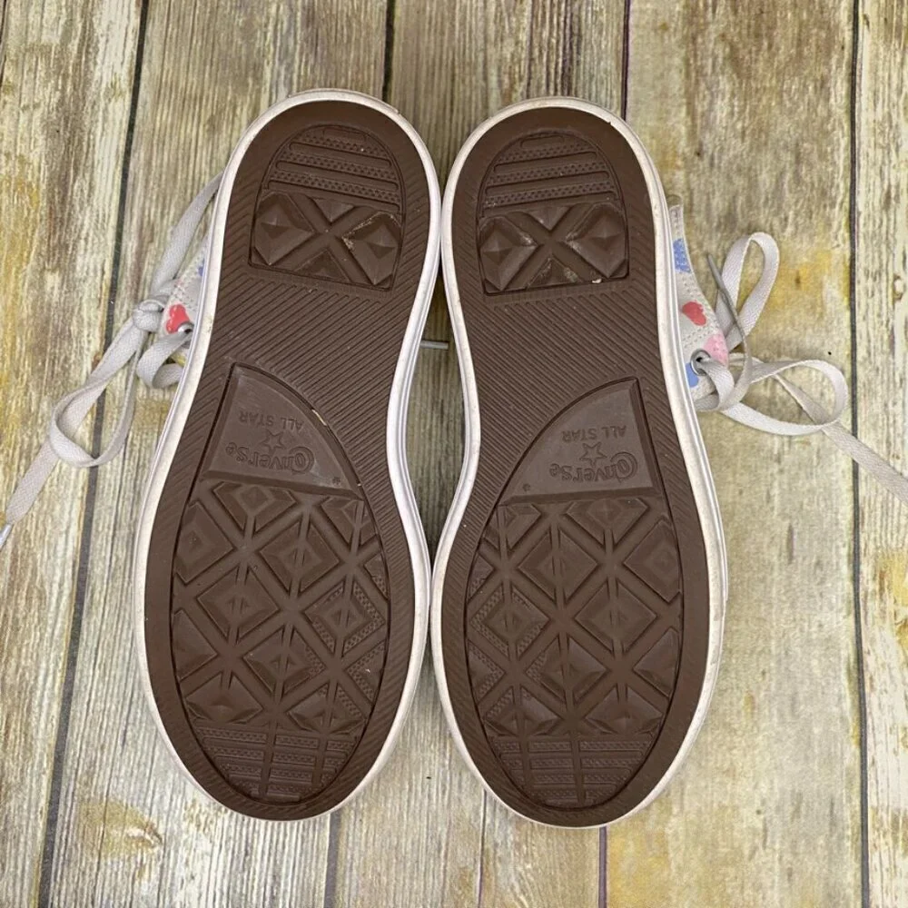 Girls size 6 Converse Chuck Taylors Heart Print‎ Canvas High Tops